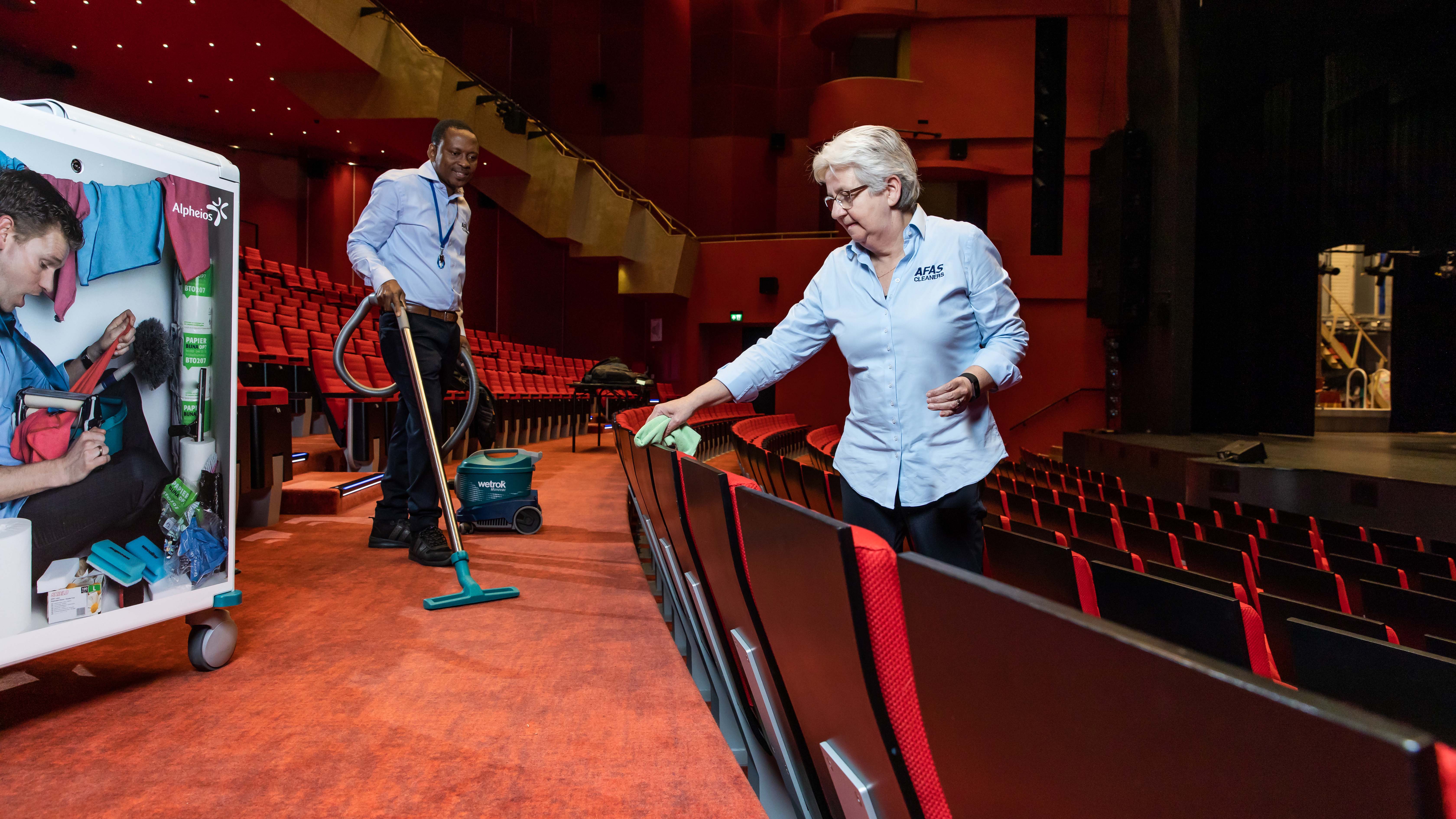 Schoonmakers in het theater van AFAS