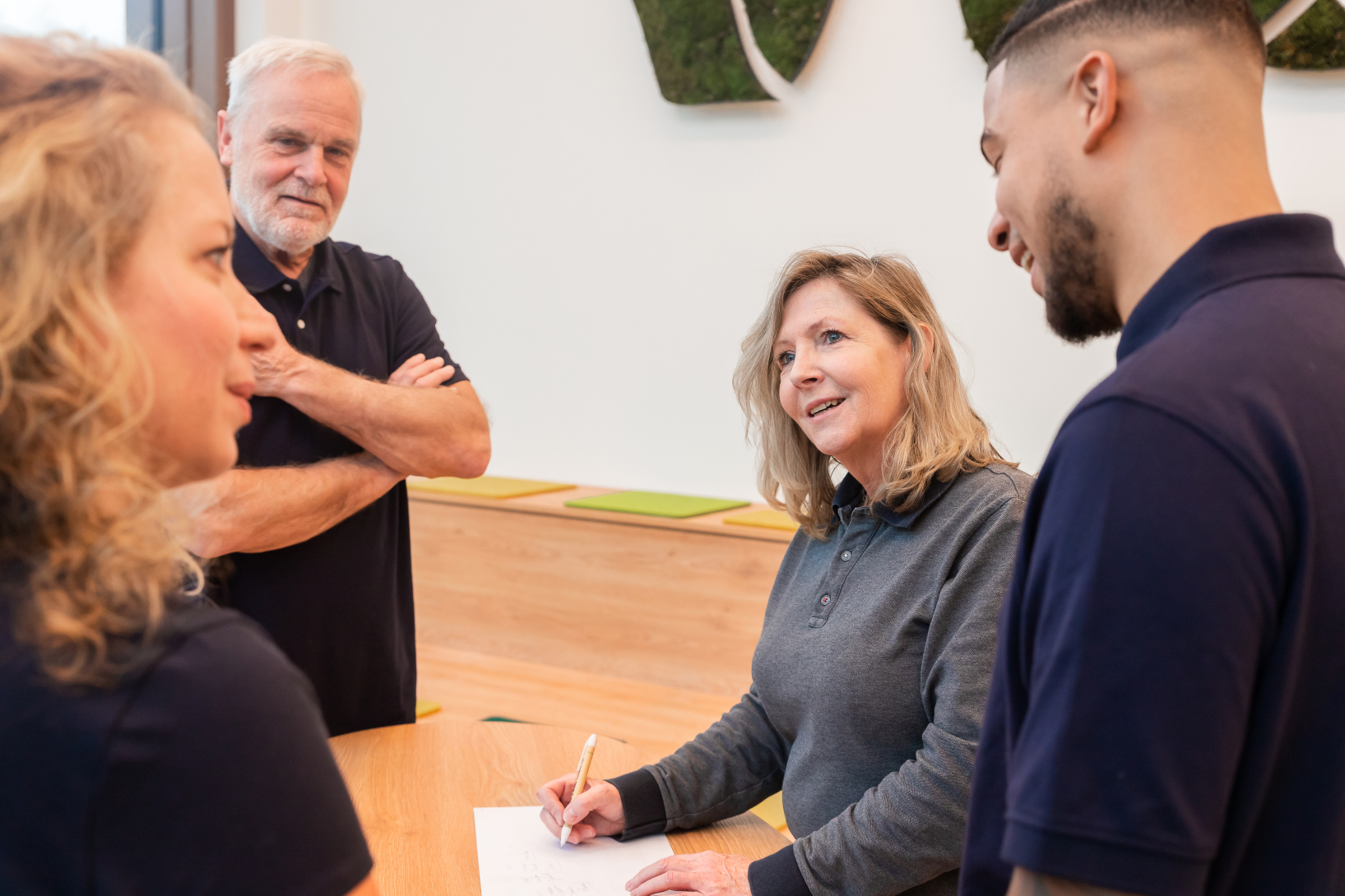 leidinggevende in gesprek met schoonmakers