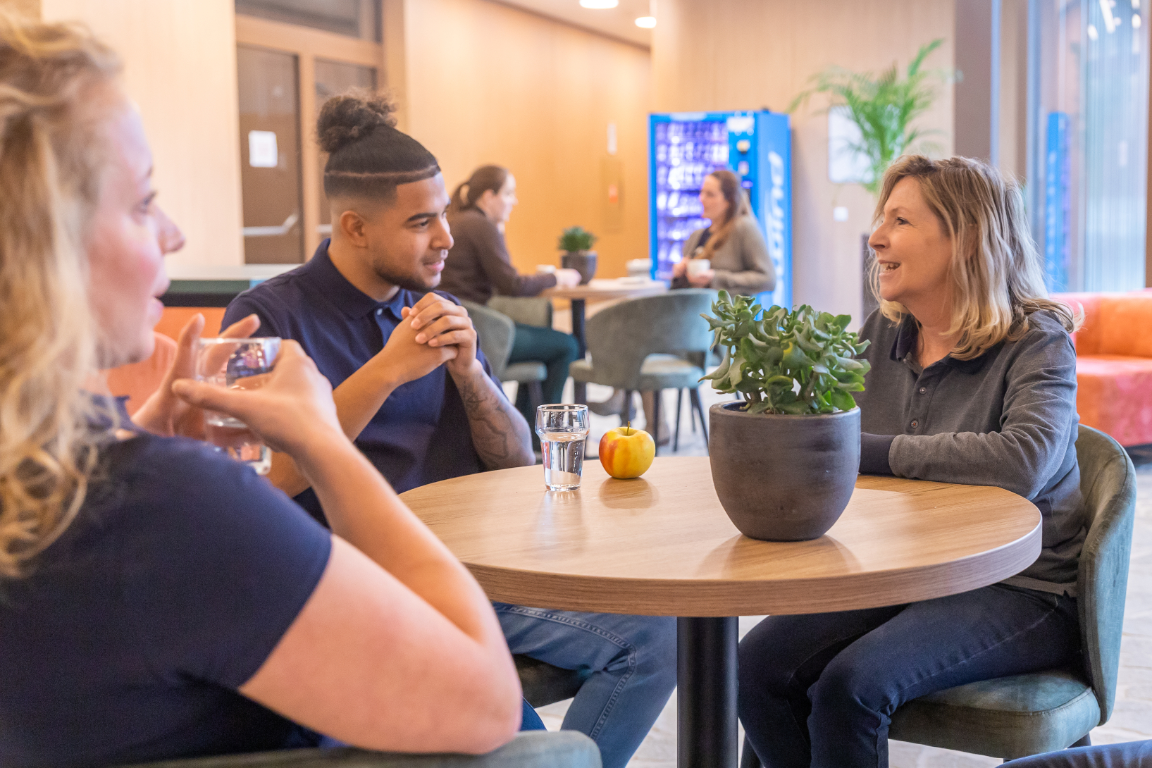 leidinggevende in gesprek met schoonmakers